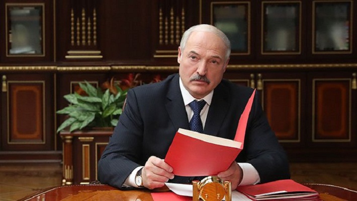 Президент Беларуси Александр Лукашенко держит красную папку в руках