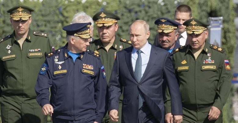 Владимир Путин в Ахтубинске вместе с высшим военным руководством России
