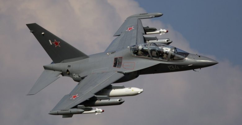 Учебно-тренировочный самолёт Як-130 в воздухе