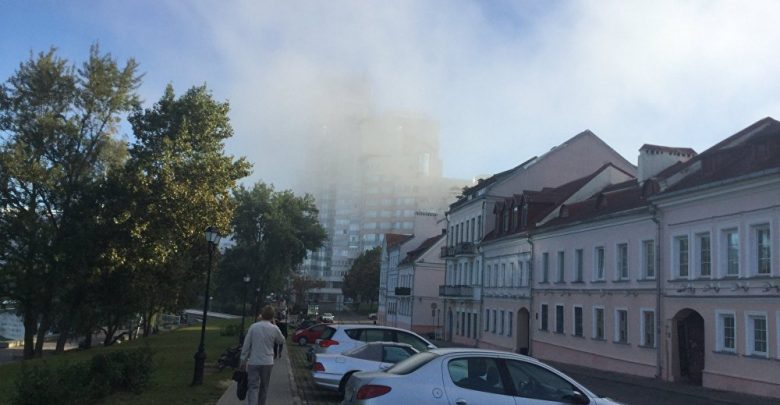 дом в дыму от пожара в центре минска