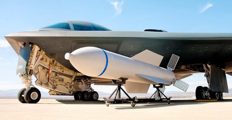 Авиабомба GBU-57 рядом с бомбардровщиком невидимкой