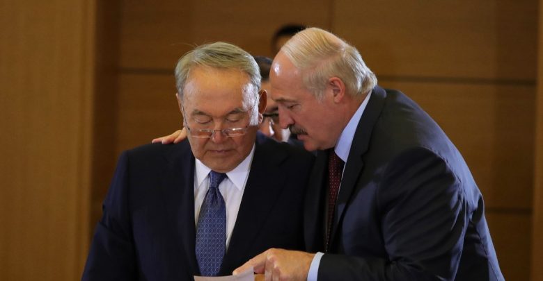 первый президент Казахстана Нурсултан Назарбаев и Президент Беларуси Александр Лукашенко