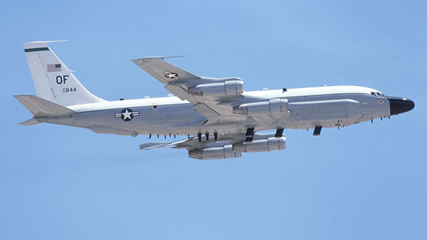 Самолёт вооружённых сил СШАRC-135V Rivet Joint в воздухе