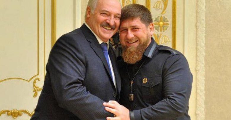 Александр Лукашенко обнимается с Рамзаном Кадыровым