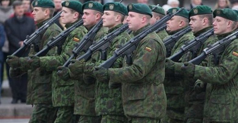 Солдаты Литовской армии в строю