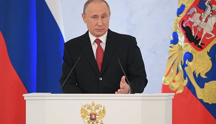 Владиимир Путин выступает за трибуной