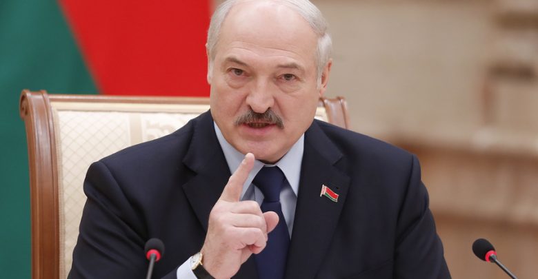 Александр Лукашенко грозит пальцем