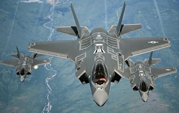 Самолёты F-35 в воздухе