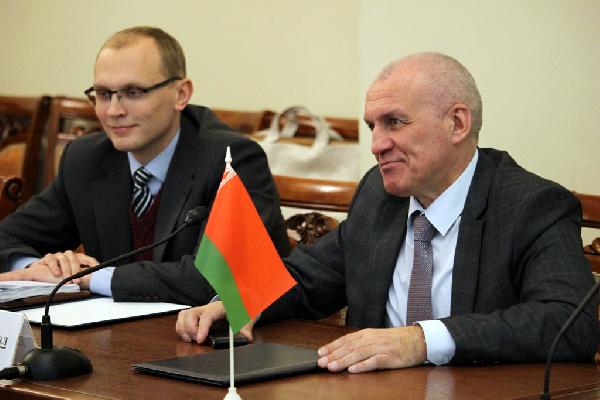 Посол Беларуси в Киеве: Лукашенко принял приглашение Зеленского приехать на форум регионов