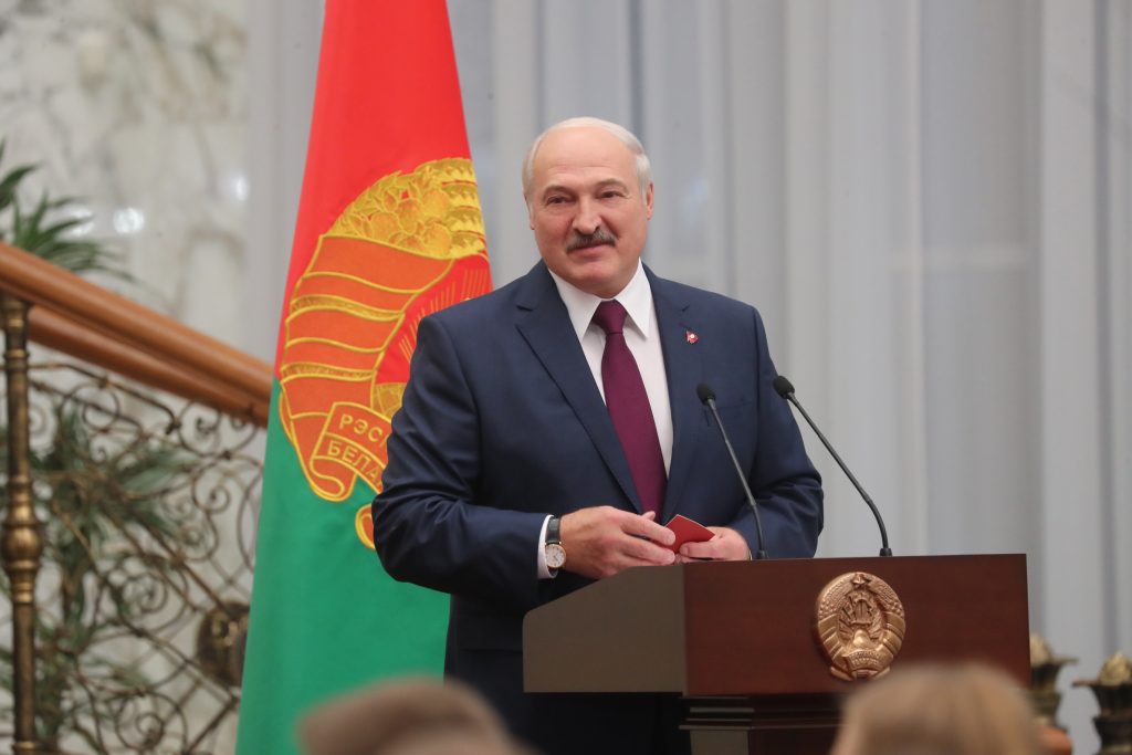 Лукашенко: офицеры отвечают за мир и спокойствие в Беларуси