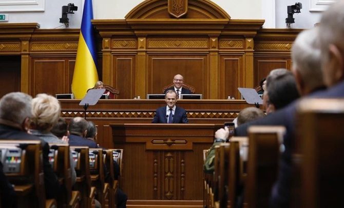 Дональд Туск выступает в Украинском парламенте
