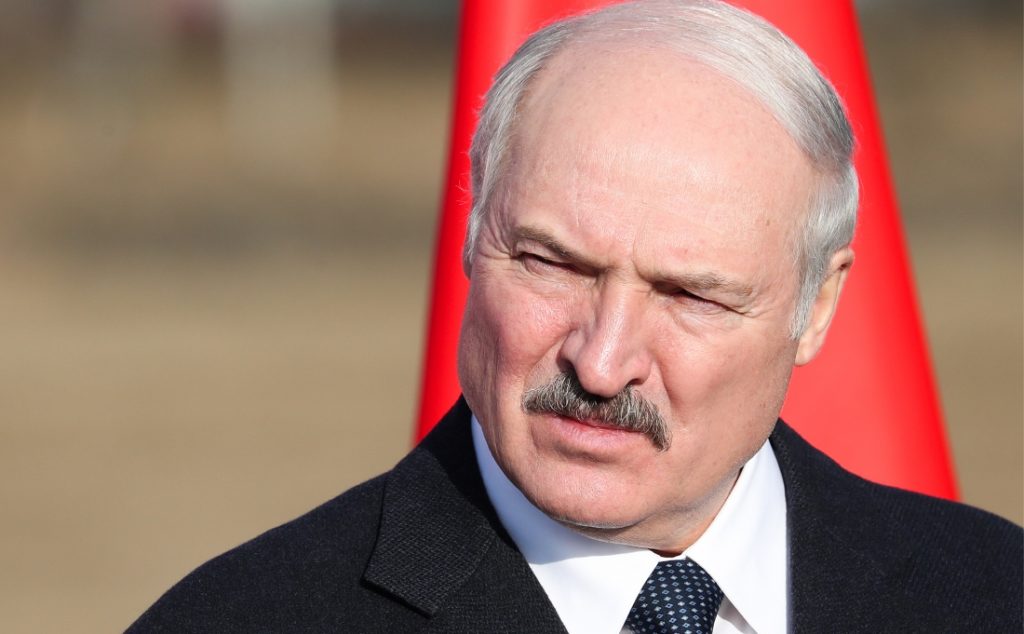 Лукашенко возмутился критике «умных» из интернета
