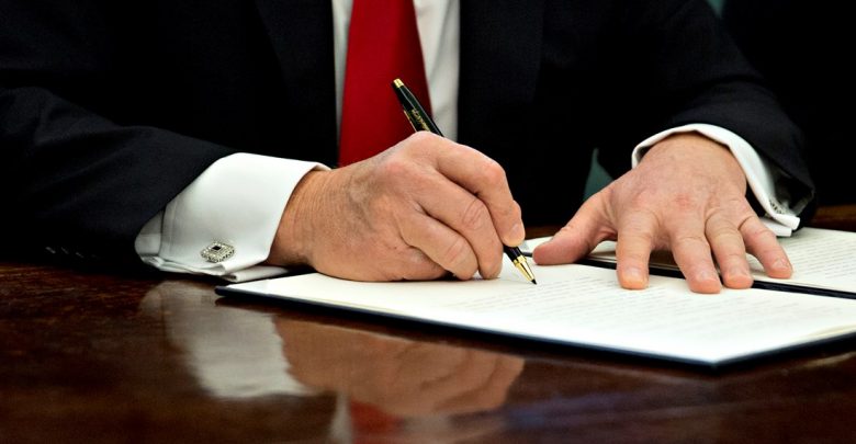 подписывать указ, подписывать документ