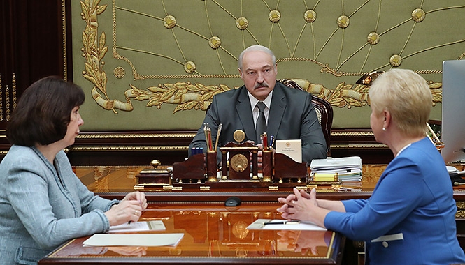 Президент Беларуси Александр Лукашенко на встрече с главой ЦИК Лидией Ермошиной