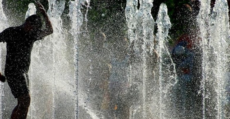 жара, человек в фонтане