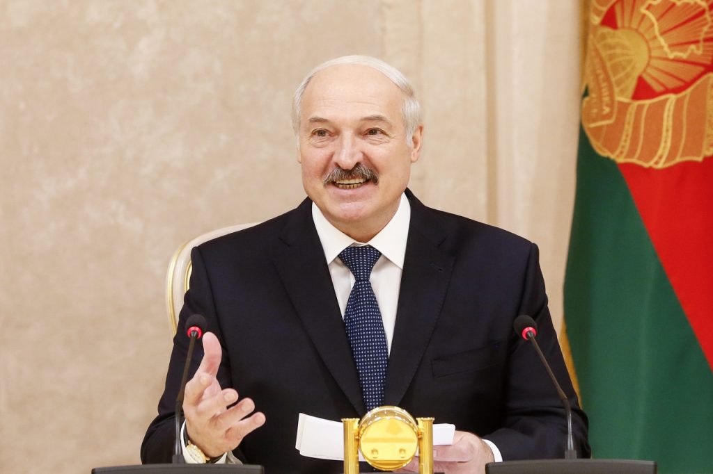 Лукашенко в очередной раз потребовал у КГК разобраться с посредниками при закупках