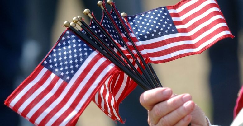 флаги сша в руках