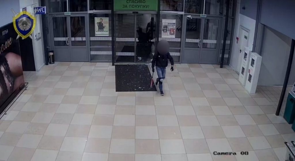 СК обнародовал видео, как пьяный парень с топором громил гипермаркет в Бресте