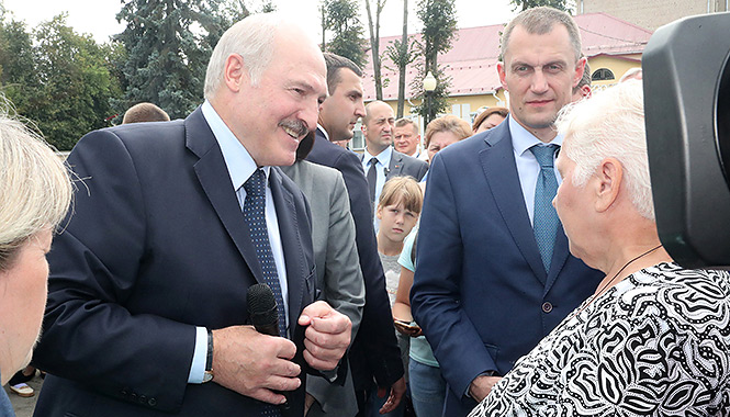 Президент Беларуси Александр Лукашенко 14 августа совершил рабочую поездку в Могилевскую область. Глава государства посетил Костюковичский район, где ознакомился с развитием юго-восточного региона области