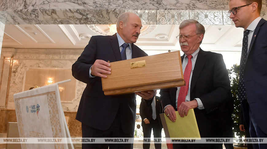Лукашенко передал подарки для семьи Трампа, главе Белого дома — кортик