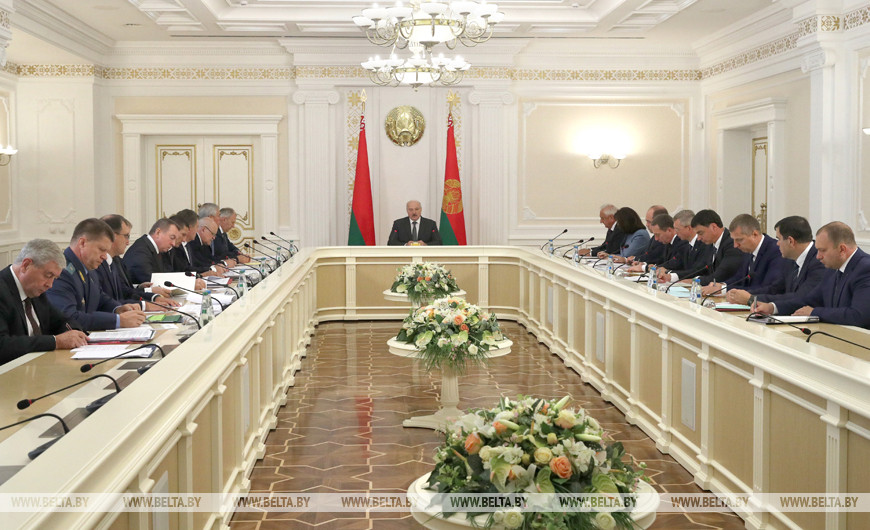 Лукашенко созвал совещание по экономике и сотрудничеству с Россией