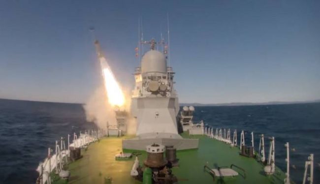 Малый ракетный корабль производит запуск ракет