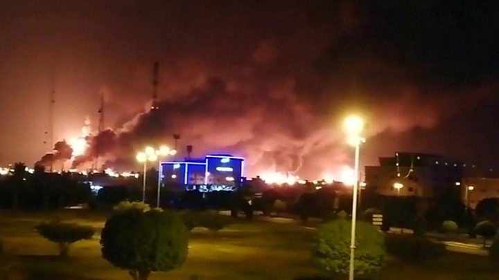 Пожар на нефтяном заводе с СА после удара повстанцев из Йемена