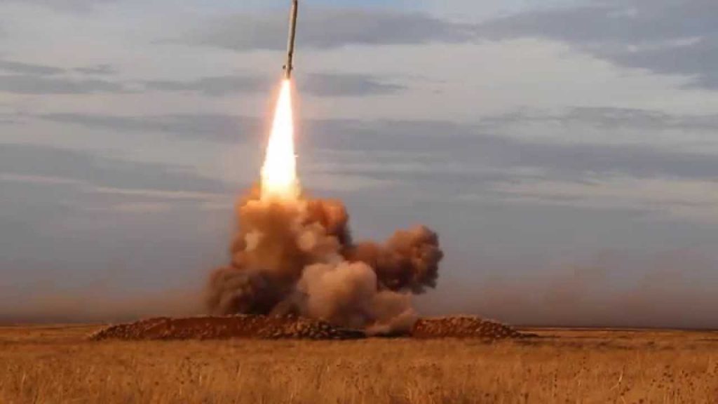 Минобороны РФ опубликовало видео запуска ракеты комплекса «Искандер»