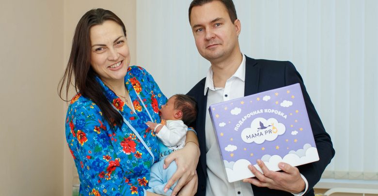 молодая семья с подарками