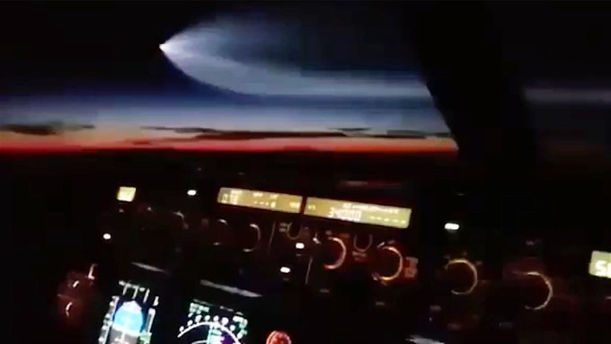ядерная ракета США встретилась с гражданским самолетом