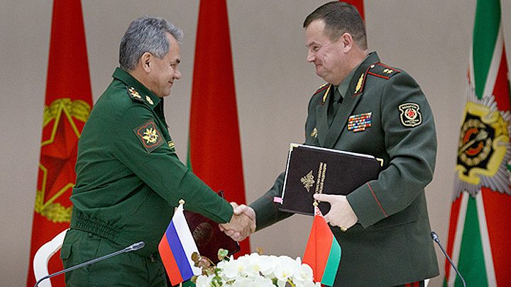 Минисры обороны Беларуси и России пожимают руки после подписания документов