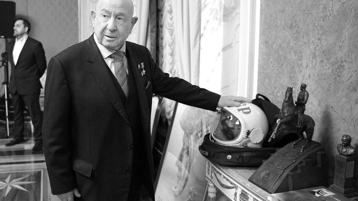 Алексей Леоновполложил руку на свой шлем космонавта