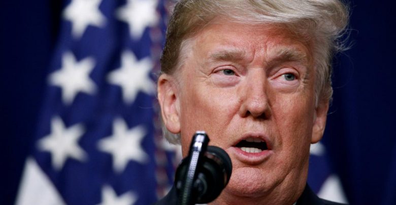 Трамп выступает на фоне америкнского флага