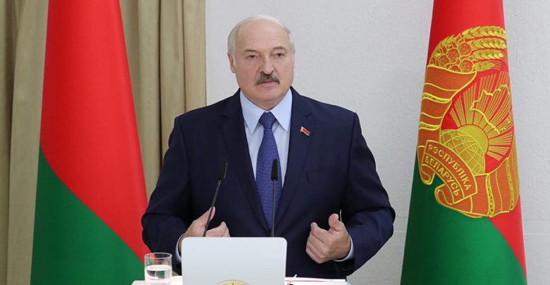 Президент Беларуси за трибуной