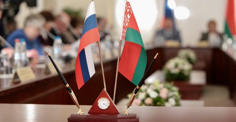 флаги Беларуси и России