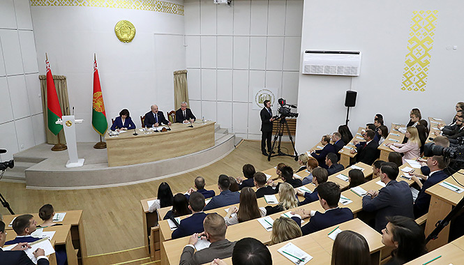 Глава государства Александр Лукашенко 18 октября посетил Академию управления при Президенте Беларуси