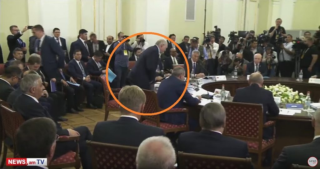 Лукашенко садится на свое место, хотя Пашинян говорит свою речь уже почти полторы минуты. Кадр портала news.am.