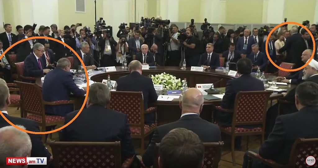 Лукашенко общается с женщиной (на фото справа), Пашинян выступает с приветственной речью (слева). Кресло рядом — пустует. Кадр портала news.am.