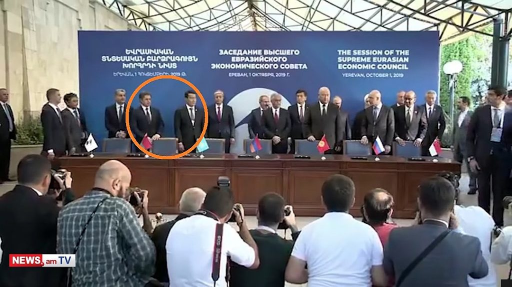 Место Александра Лукашенко на церемонии подписания соглашений пустует. Кадр портала news.am.