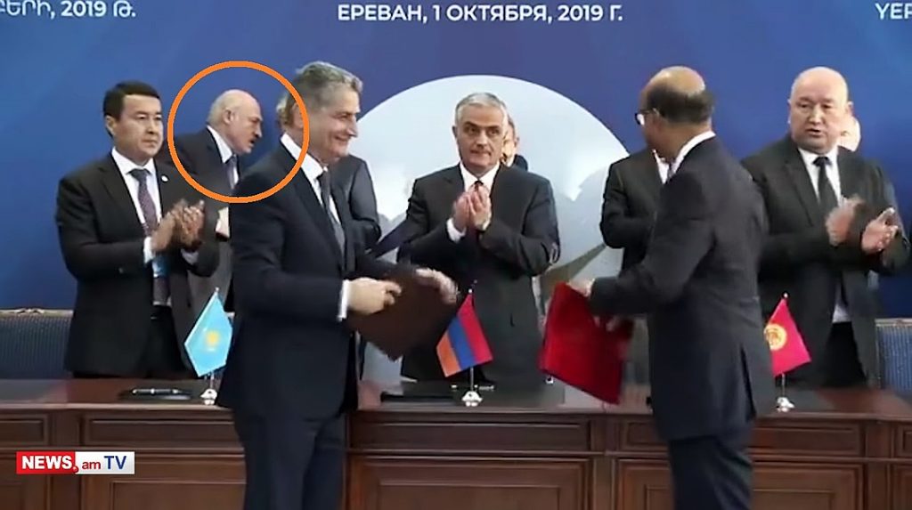 После окончания церемонии все участники стали аплодировать, но Александр Лукашенко в это время общался с рядом стоящим президентом Казахстана Касым-Жомартом Токаевым. Кадр портала news.am.