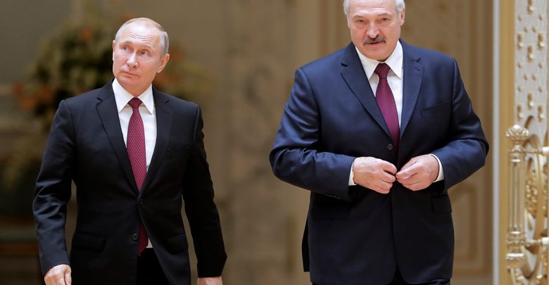 Лукашенко и путин идут в кулуарах на переговоры