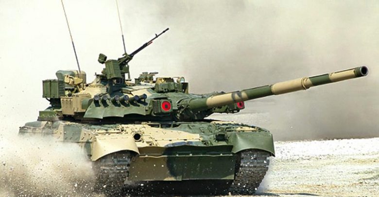 Танк Т-80 едет по полигону