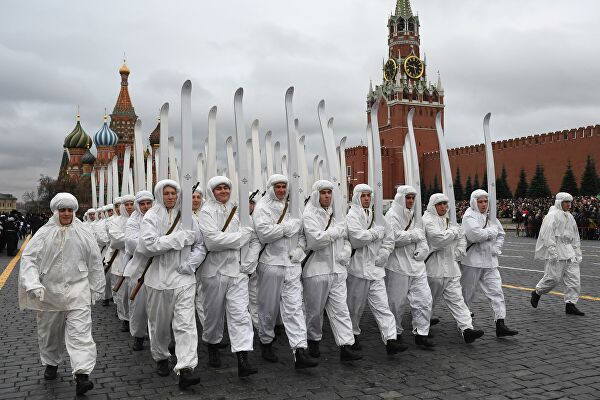 шествие в честь парада 1941 года прошедшего в Москве лыжники в белой маскировочной зимней форме