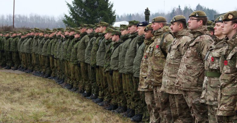Солдаты сил НАТО в Литве выстроились в ширингу