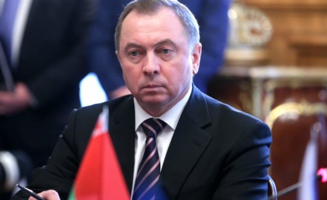 Глава Белорусского МИД Макей за столом с флагом Беларуси
