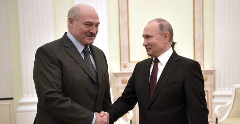 Путин и Лукашенко жмут друг другу руки
