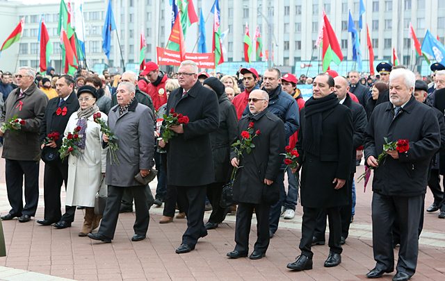 Возложение цветов к памятнику Ленину