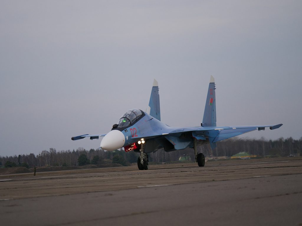 Истребитель Су-30СМ на авиабазе в г. Барановичи.