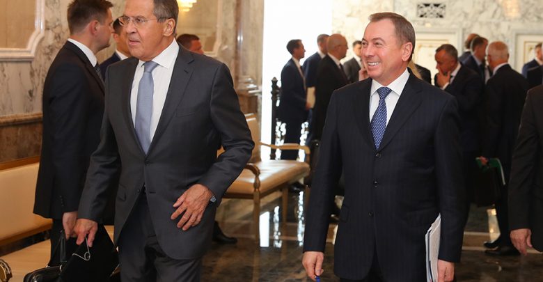 Главы МИД Беларуси и России Макей и Лавров в калуарах