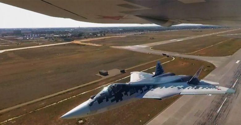 Самолёт Су-57 взлетает с аэродрома